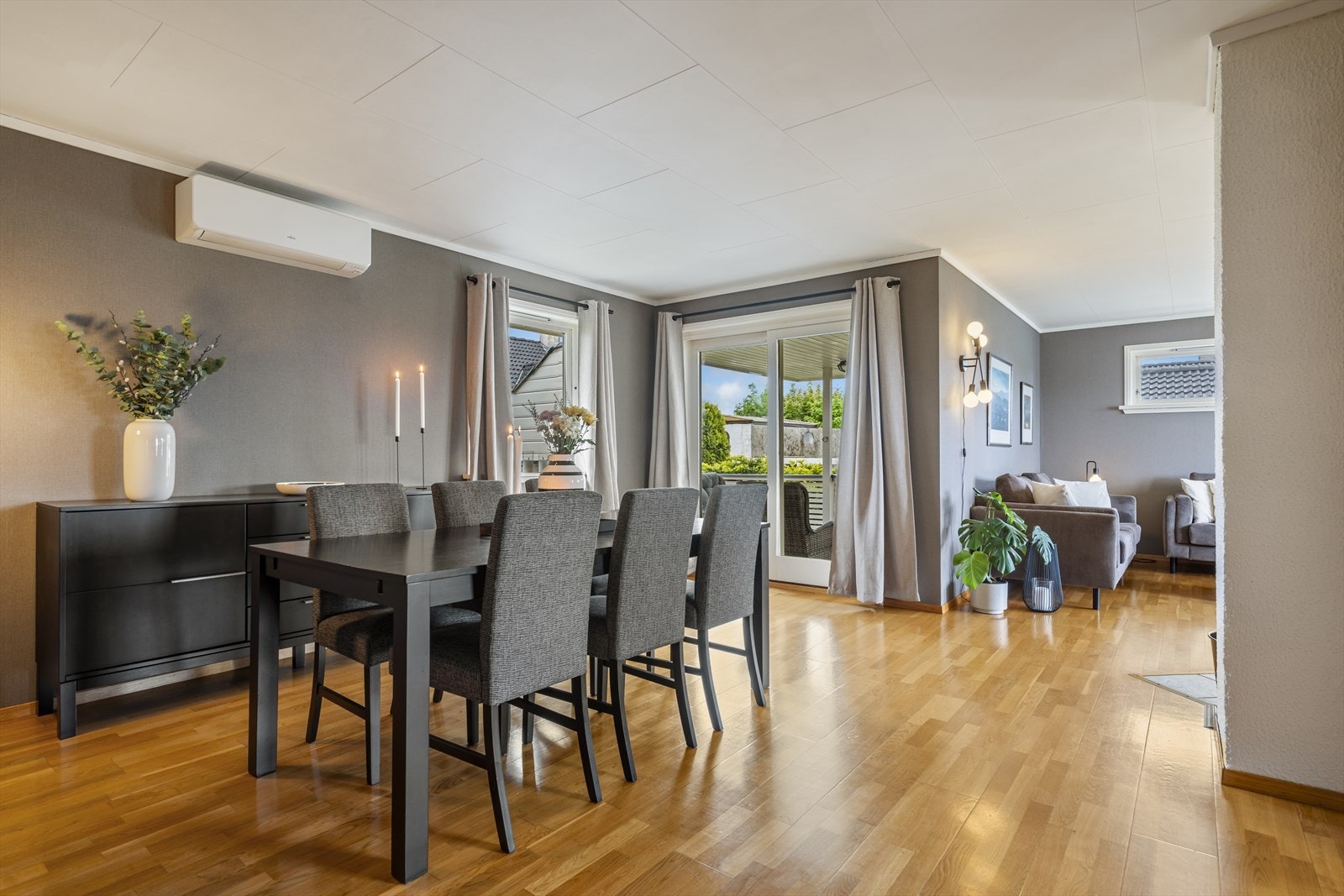 Fra spisestuen er det utgang til en stor, delvis overbygget terrasse. Galleribilde