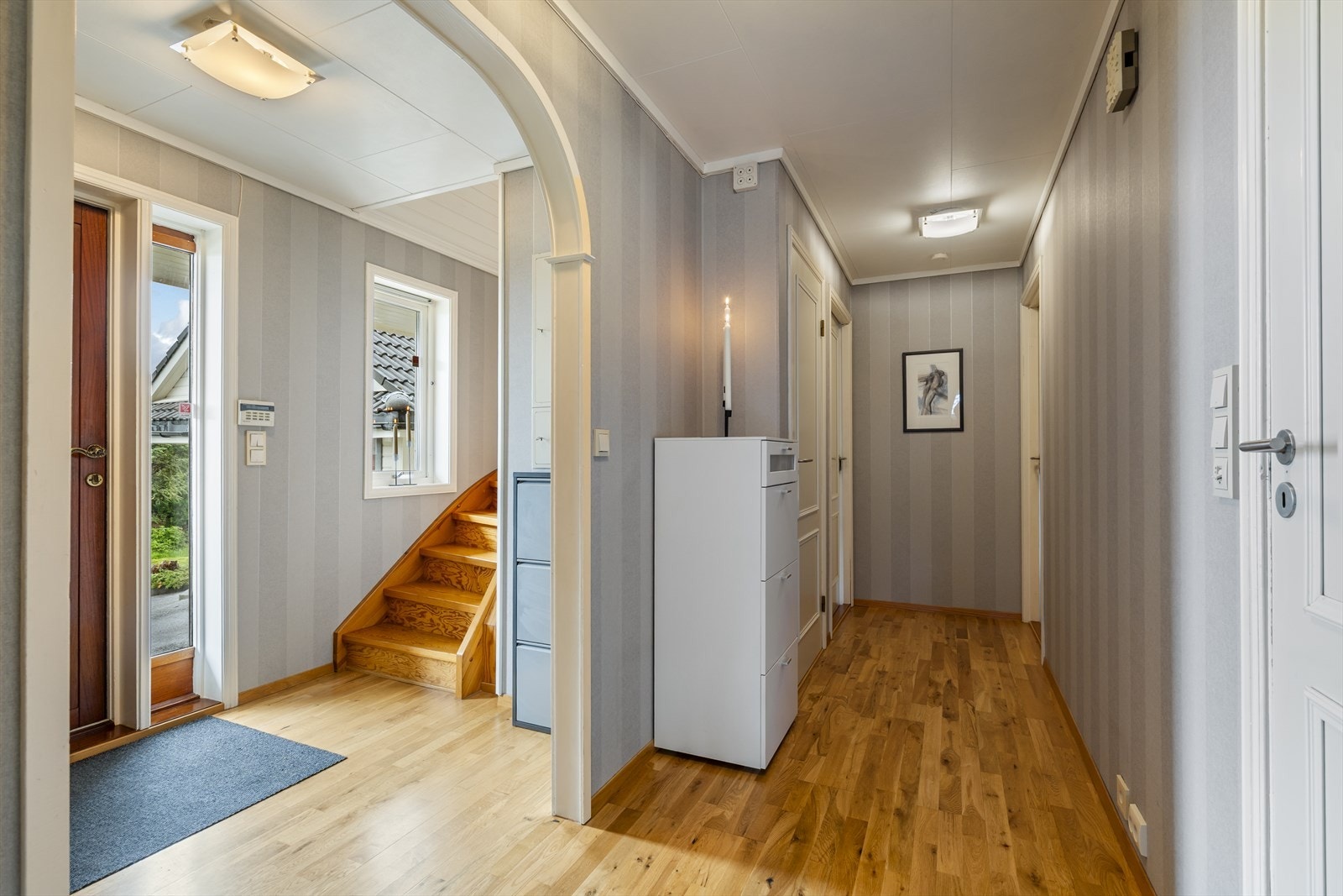 Velkommen inn! Entréen og gangen binder sammen rommene i første etasje og har trapp opp til loftet. Galleribilde