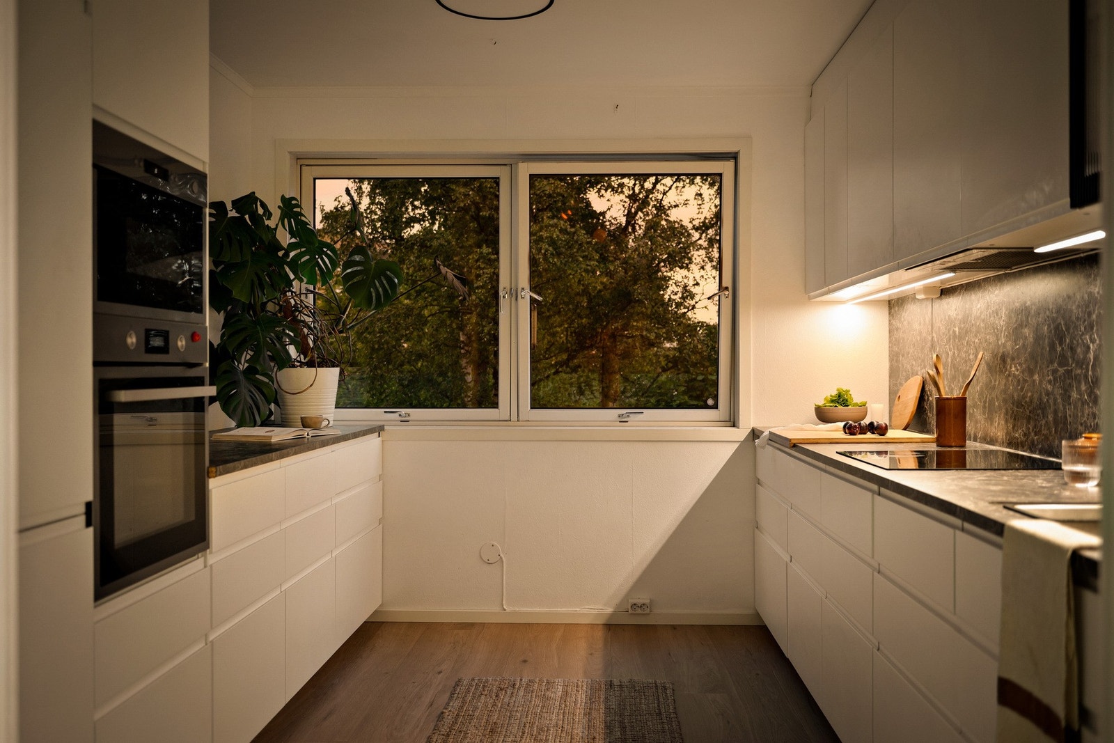 Underbelysning langs benken bidrar til god arbeidsbelysning og skaper en hyggelig stemning på kveldstid. Galleribilde