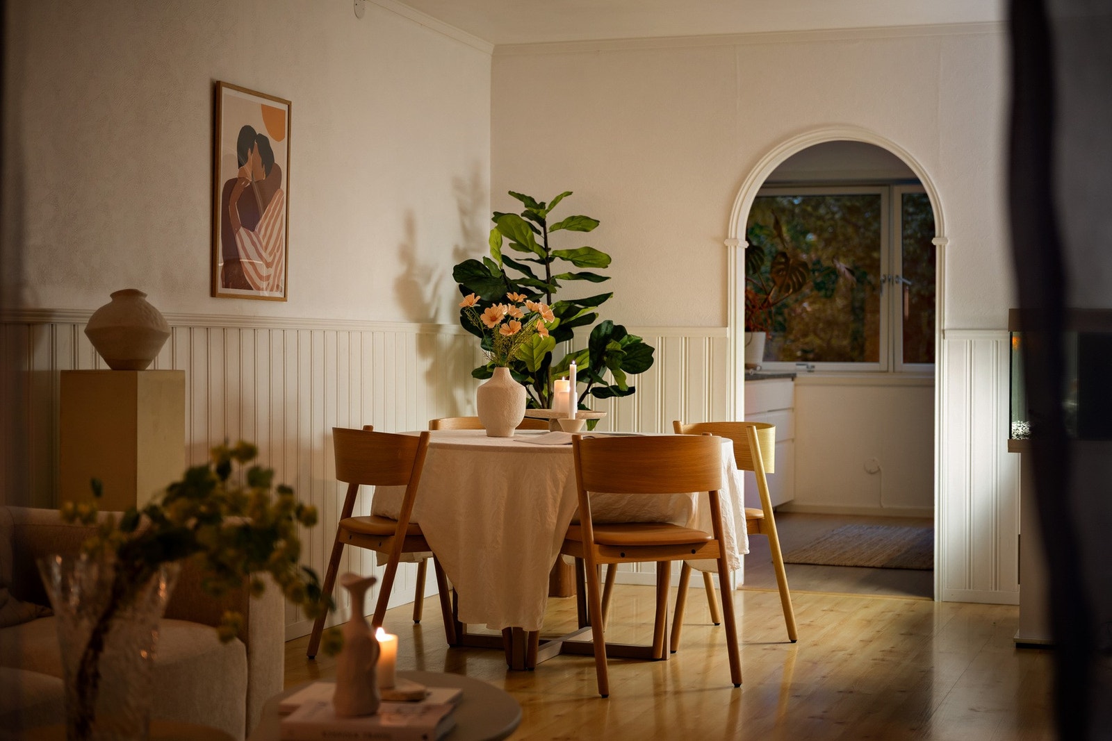Kveldsstemning i spisestuen - her er det rom for både hverdagsmåltider og selskap. Galleribilde