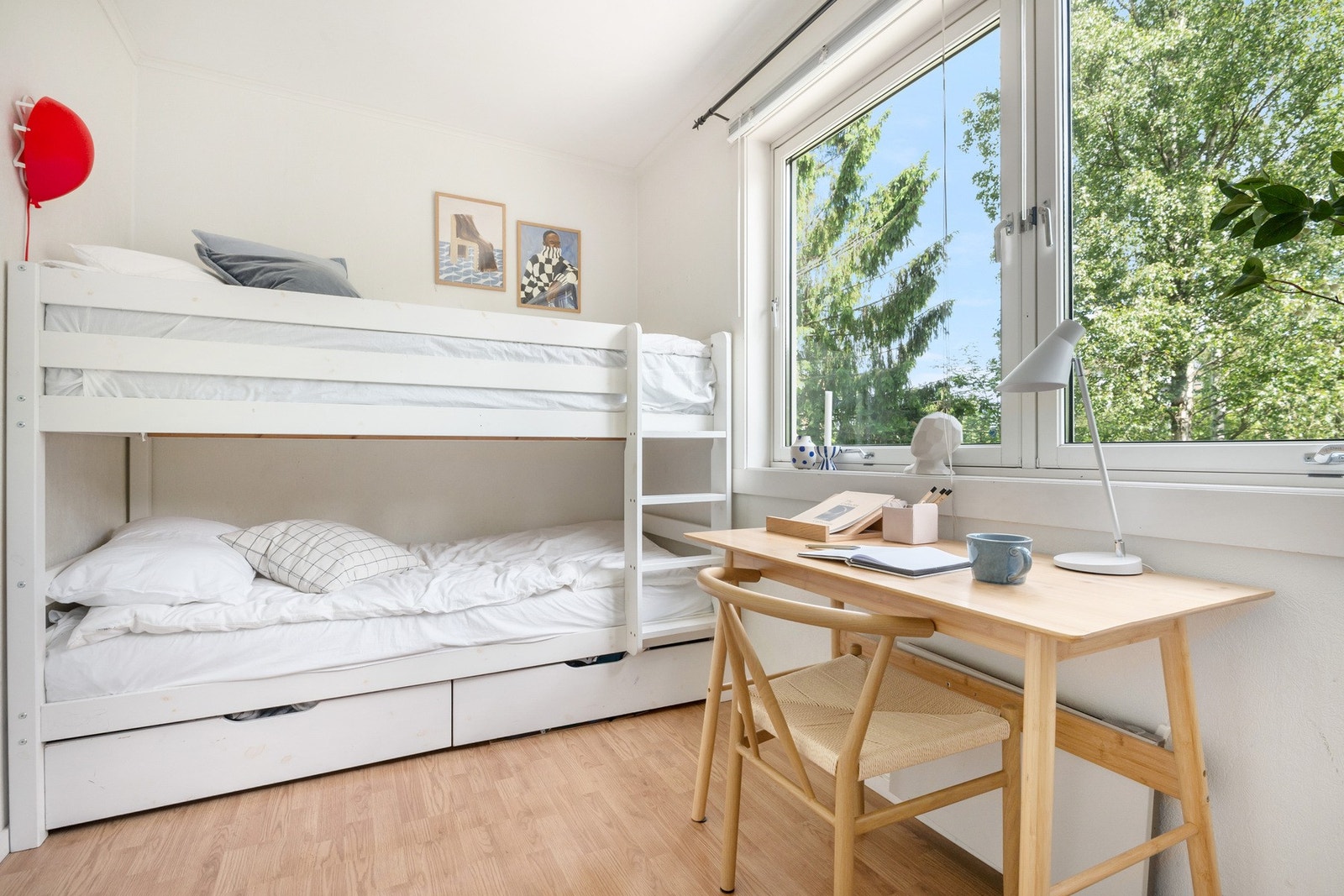 Lyst og trivelig soverom med plass til køyeseng, skrivebord og øvrig møblement. Galleribilde