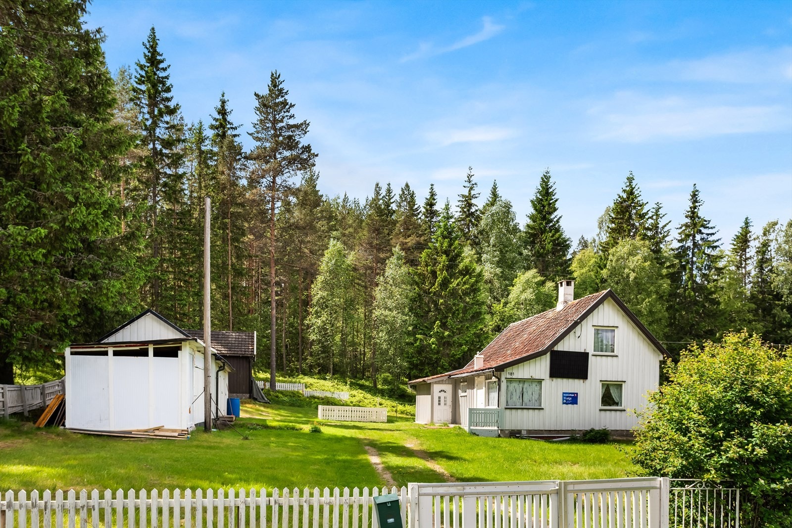 Boligen har en fredelig og tilbaketrukket beliggenhet med skogen som nærmeste nabo. Galleribilde