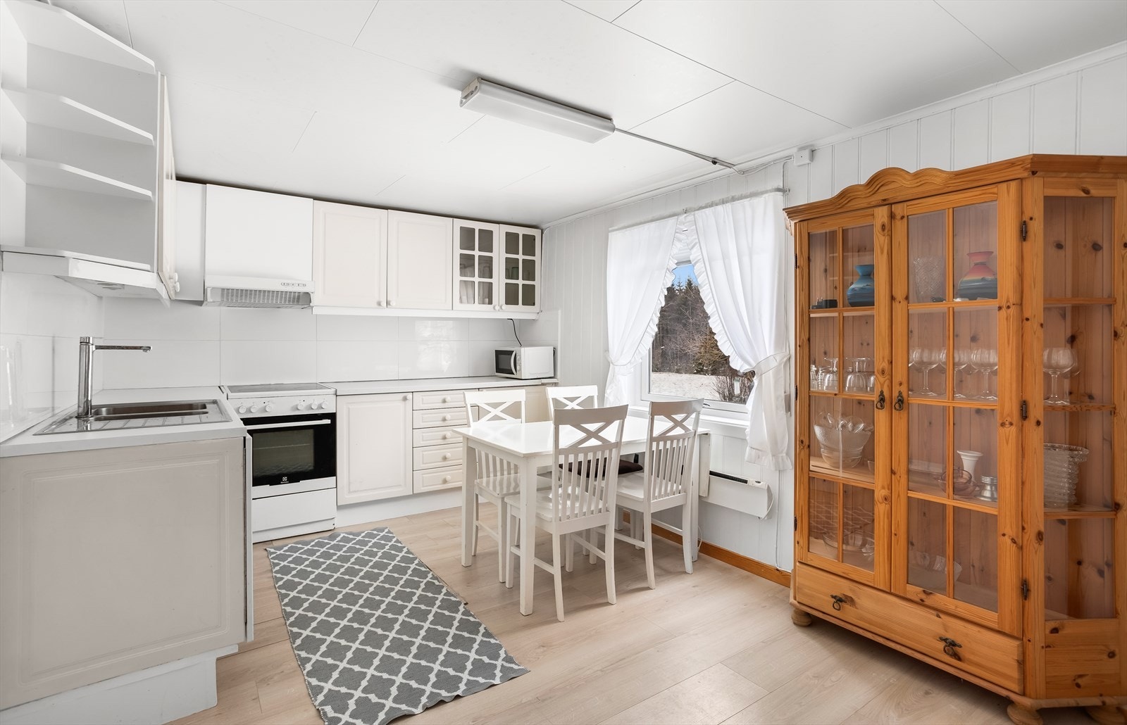 Det er god plass til en egen spiseplass på kjøkkenet for hverdagsmåltidene. Galleribilde