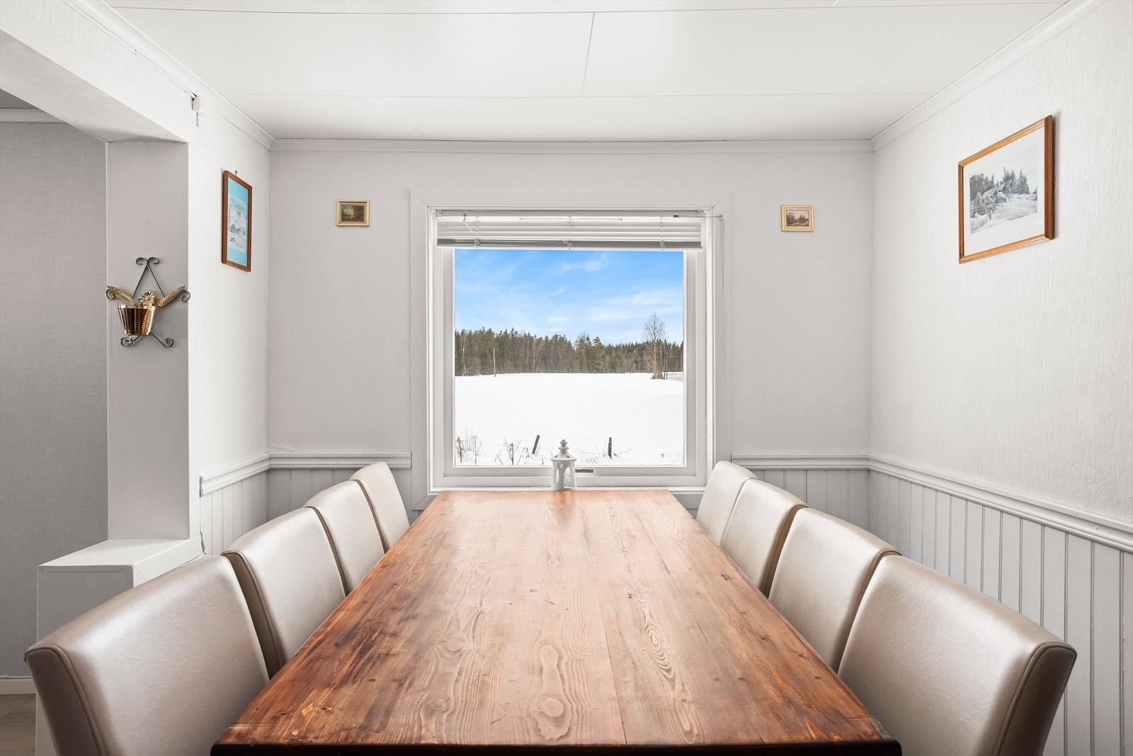 Store vindusflater gir rikelig med dagslys og utsikt mot det omkringliggende landskapet. Galleribilde