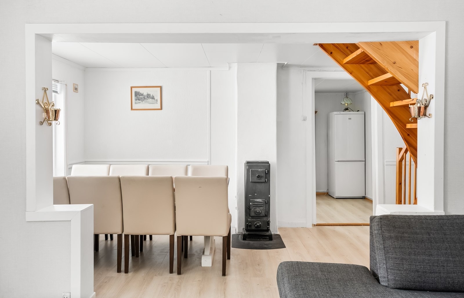Fra stuen er det en åpen og sosial sone mot kjøkkenet. Galleribilde