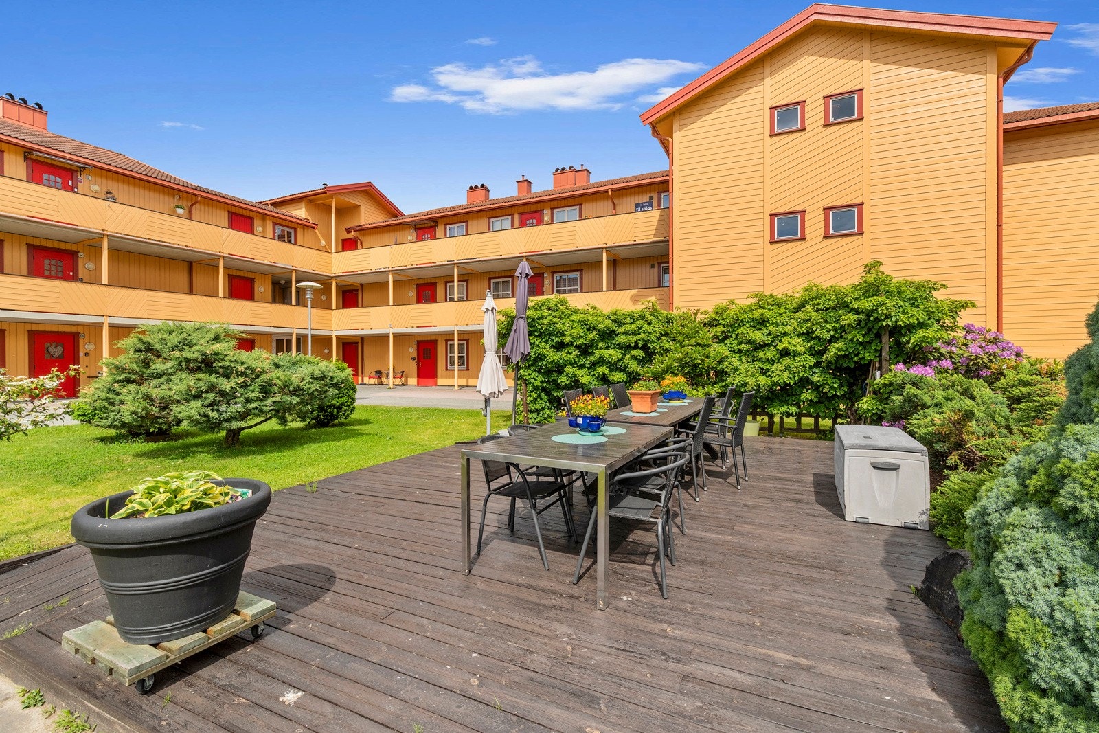 Felles uteplass. Galleribilde