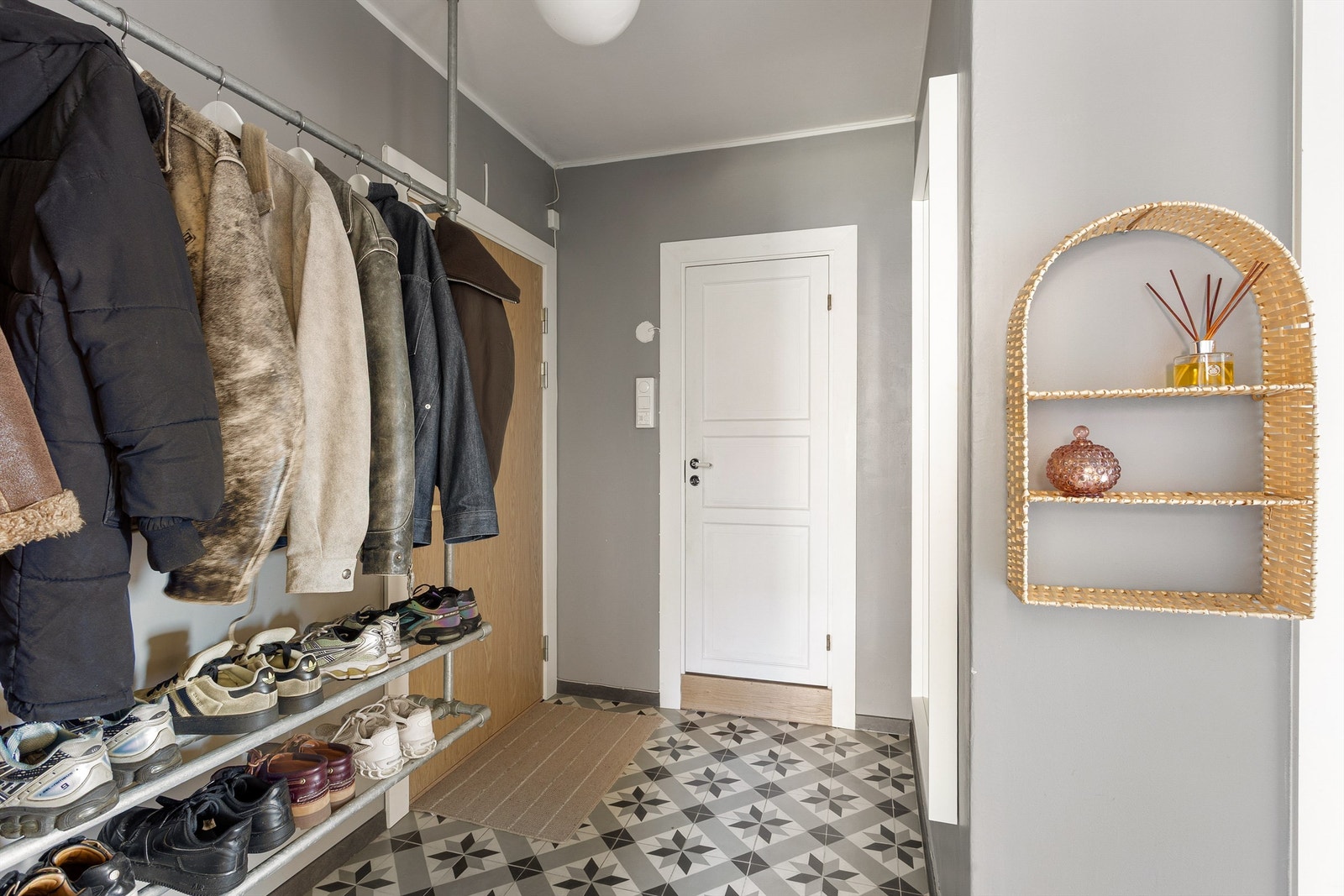 Fra gangen er det tilgang til badet og videre inn mot stue og kjøkken. Galleribilde