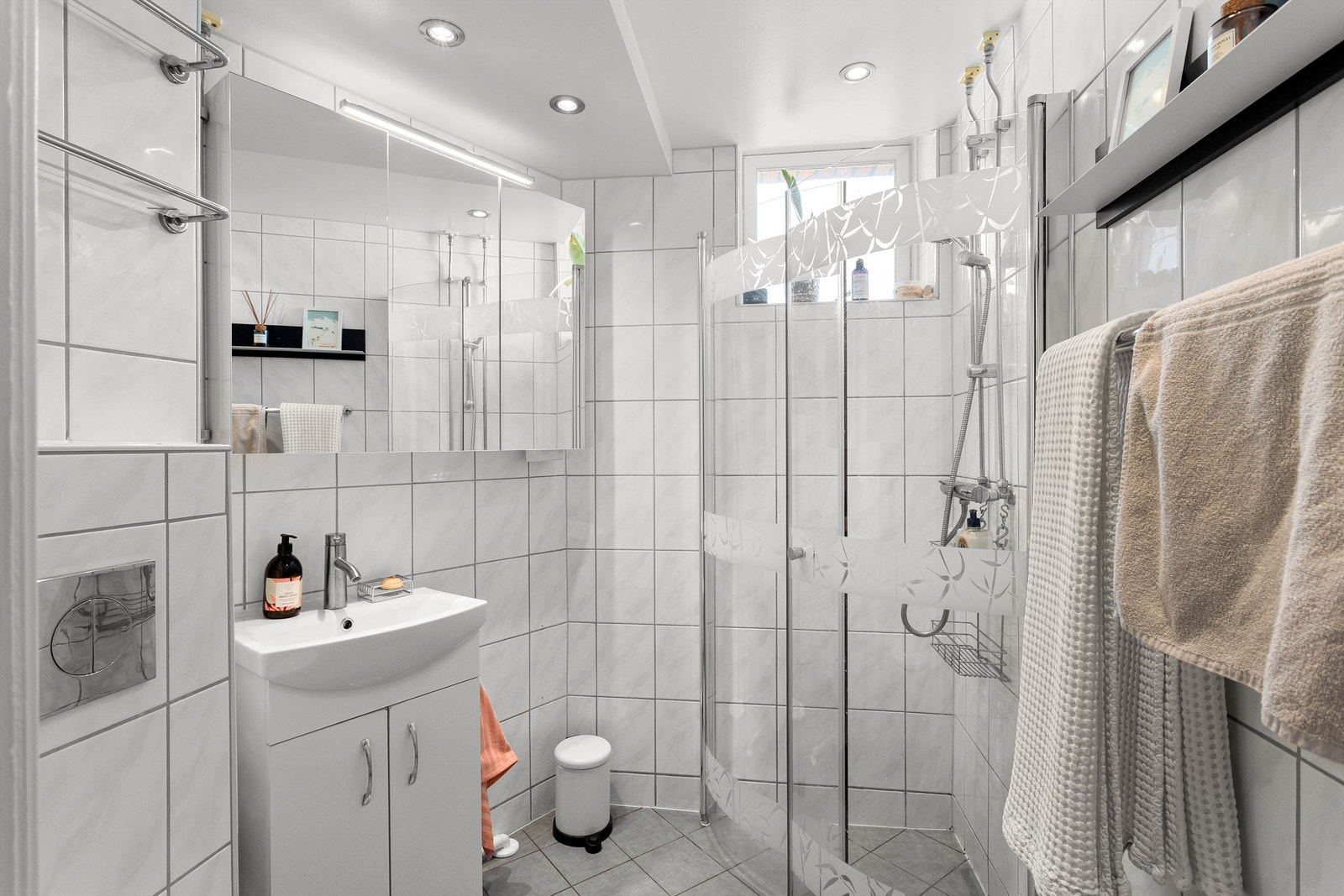 Badet ble oppgradert i 2012 og har flislagt gulv med elektrisk gulvvarme for god komfort. Galleribilde