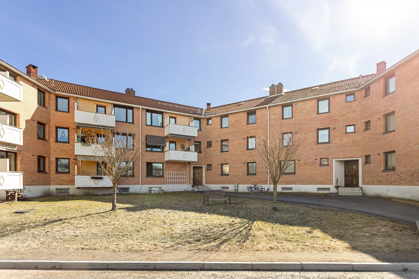 Stjerneblokkveien borettslag har velholdte fellesarealer med grøntområder, sittegrupper og lekeplass. Galleribilde