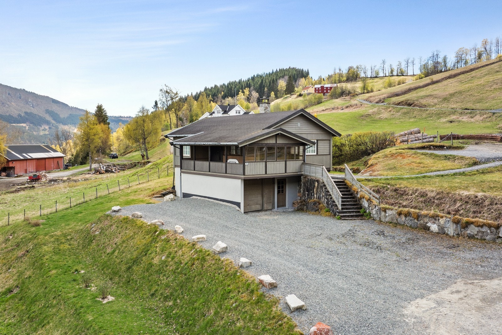 Frå hytta har ein mange flotte naturopplevingar, som blant anna Molden (1116moh), Vårfjellet (moh) og mange fleire. Galleribilde