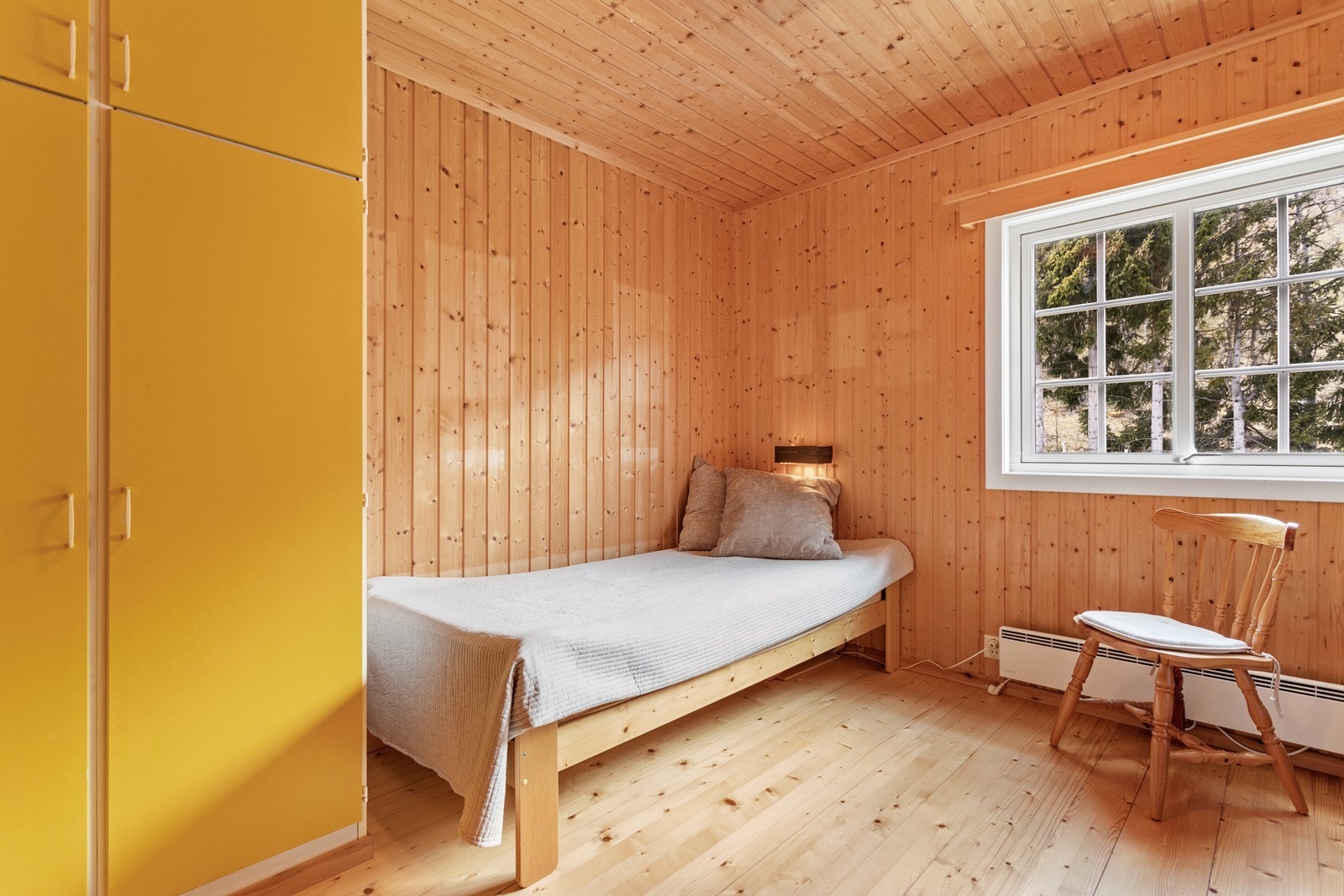 Soverom 2 med plass til dobbeltseng eller 2 enkeltsenter, i tillegg til garderobeløysing. Galleribilde