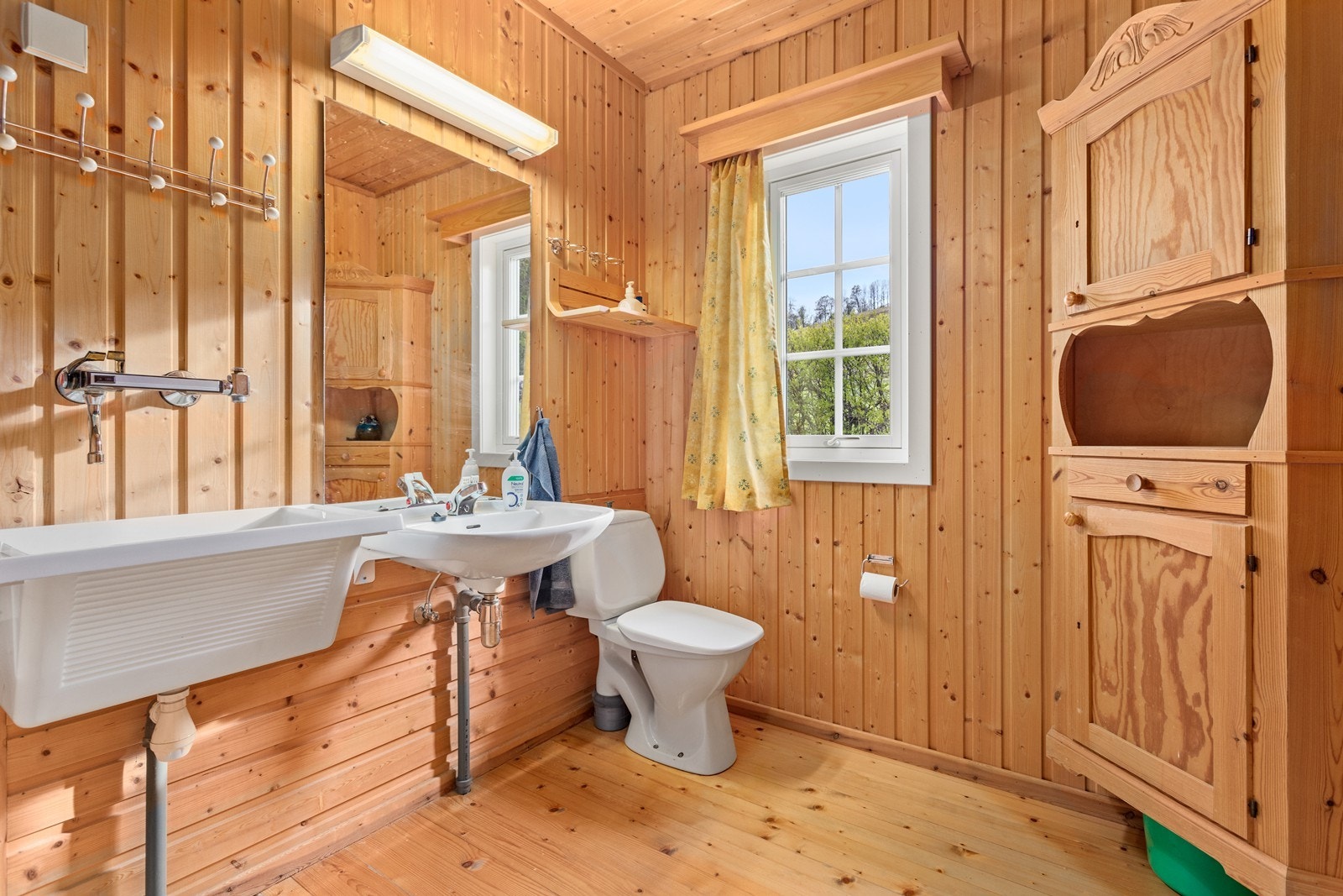I 1.etasje har du eit toalett med wc, vask og servant. Galleribilde
