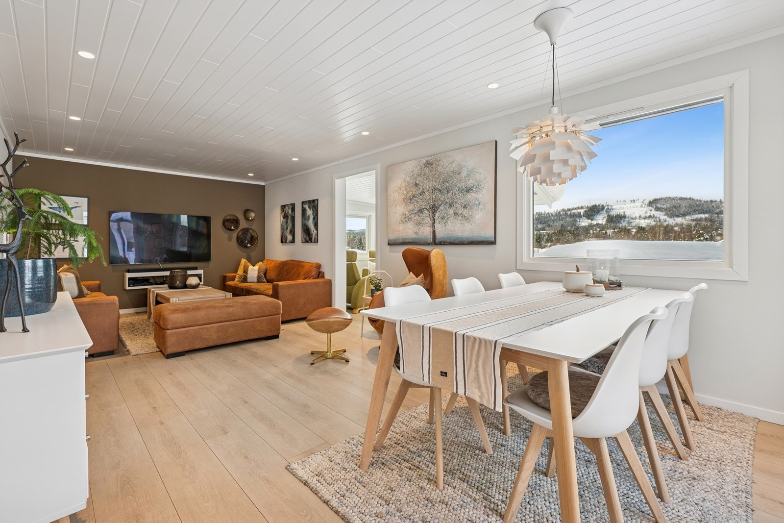 Stua har plass til både spisebord og sofagruppe Galleribilde