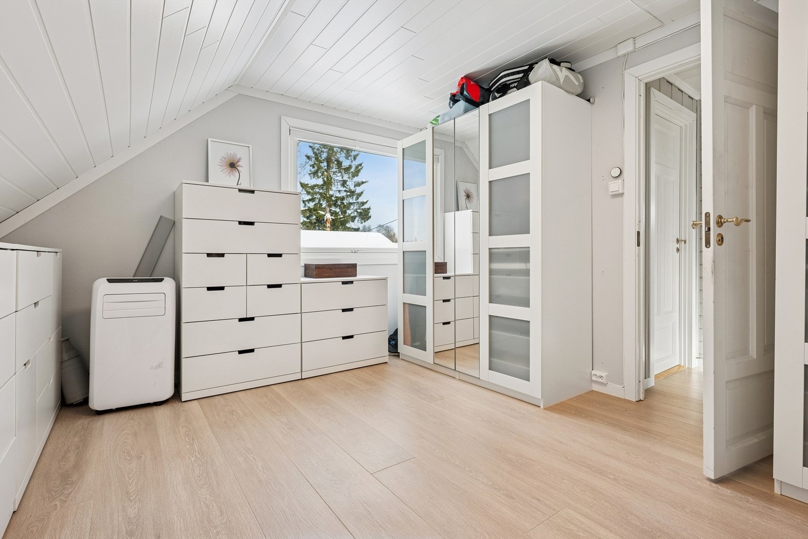 God plass til oppbevaring i tilknytning til soverommene i loftetasjen. Galleribilde