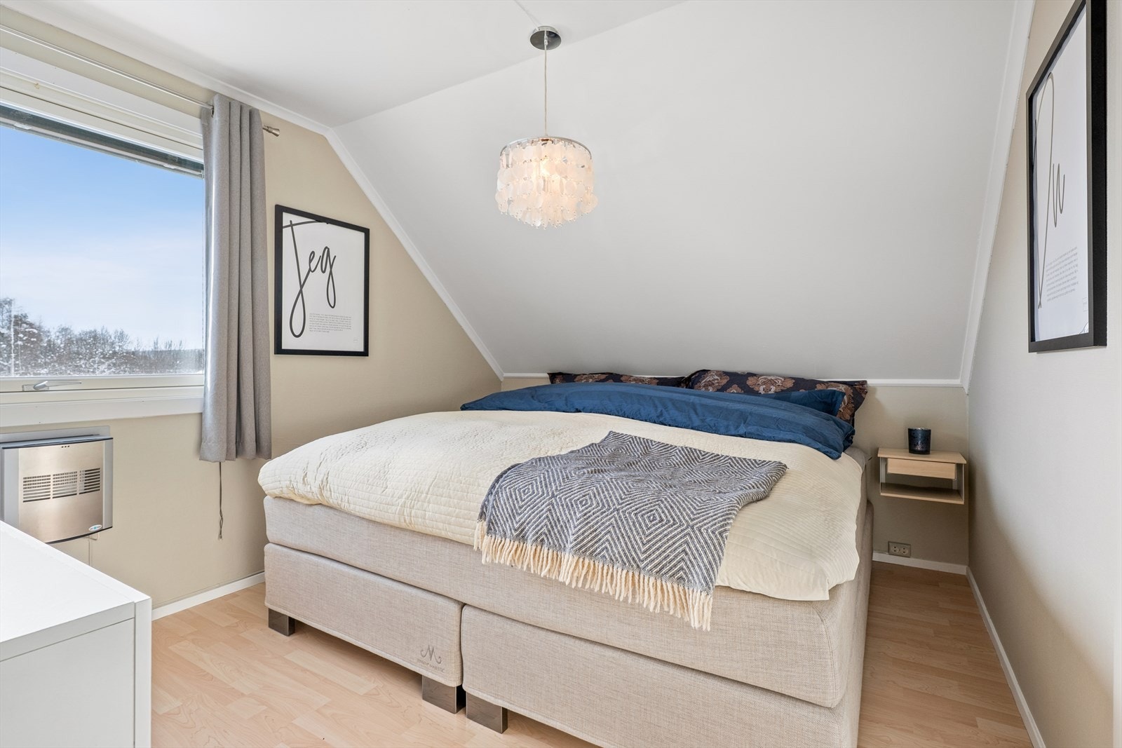 Ett av soverommene i loftetasjen er utstyrt med en luft-til-luft varmepumpe for kjøling om sommeren. Galleribilde
