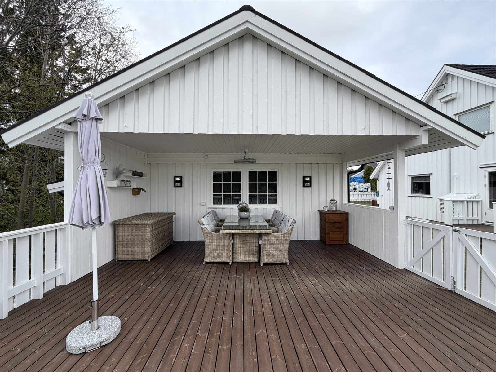 Stor, overbygget terrasse ved garasjen. Gulv og rekkverk ble skiftet i 2021. Galleribilde