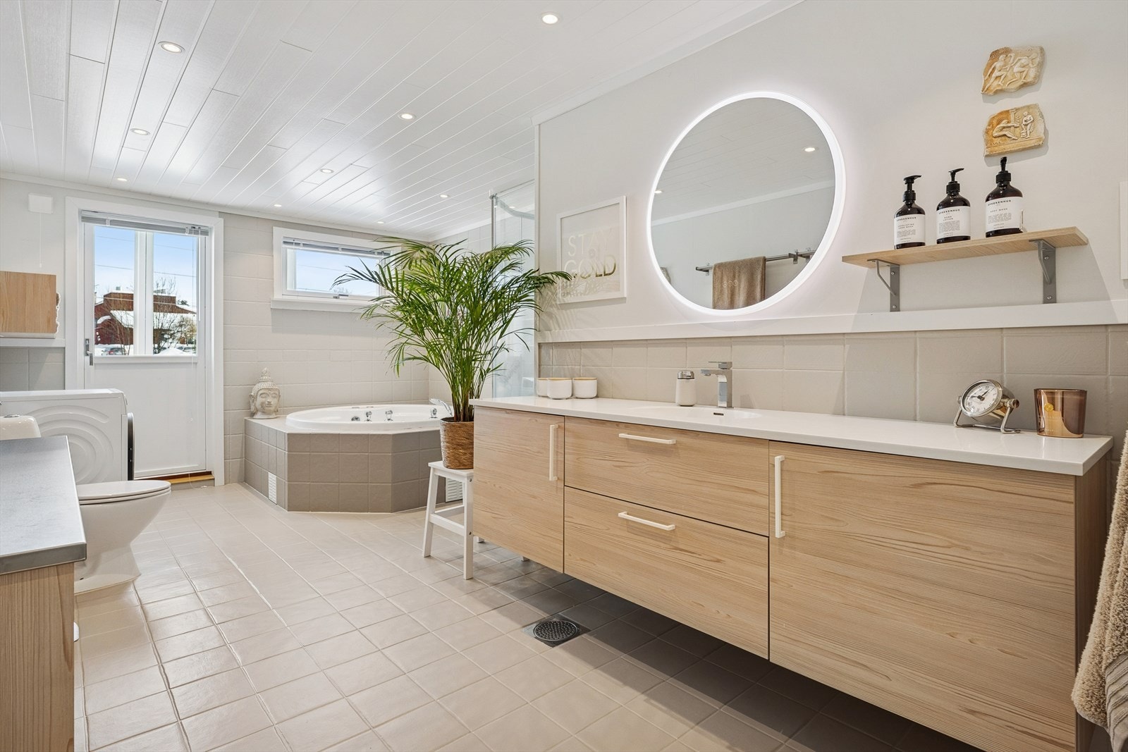 Badet har gulvvarme og opplegg for vaskemaskin. Dusjkabinettet ble installert i 2023. Galleribilde