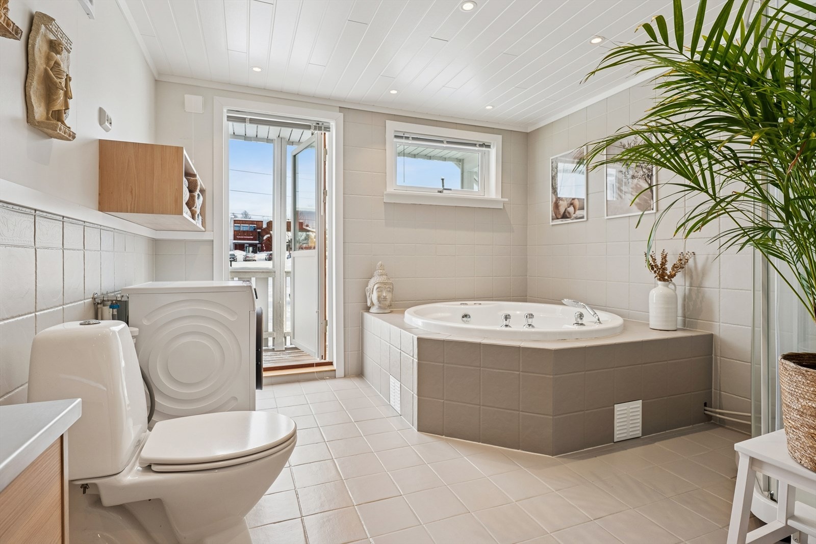 Fra badet er det direkte utgang til en østvendt veranda. Galleribilde