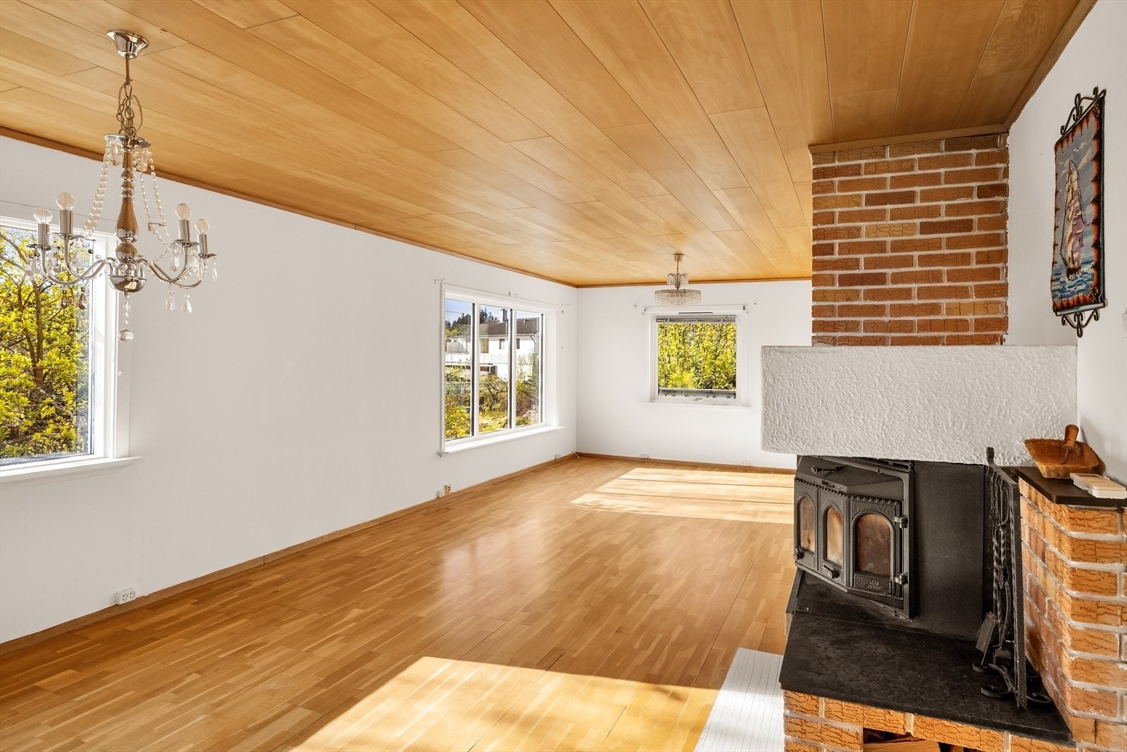 Klassisk ildsted i stue. Bidrar til lavere strømutgifter og ekstra hygge Galleribilde