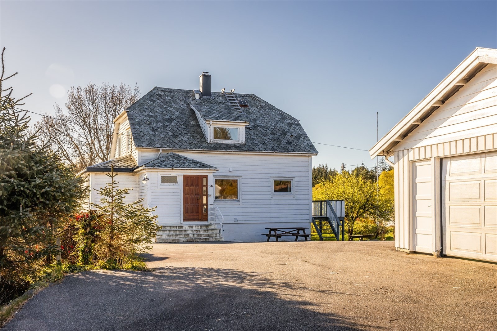 Tomten byr på 1229,9m² med frodig natur og en vidunderlig fjordutsikt Galleribilde