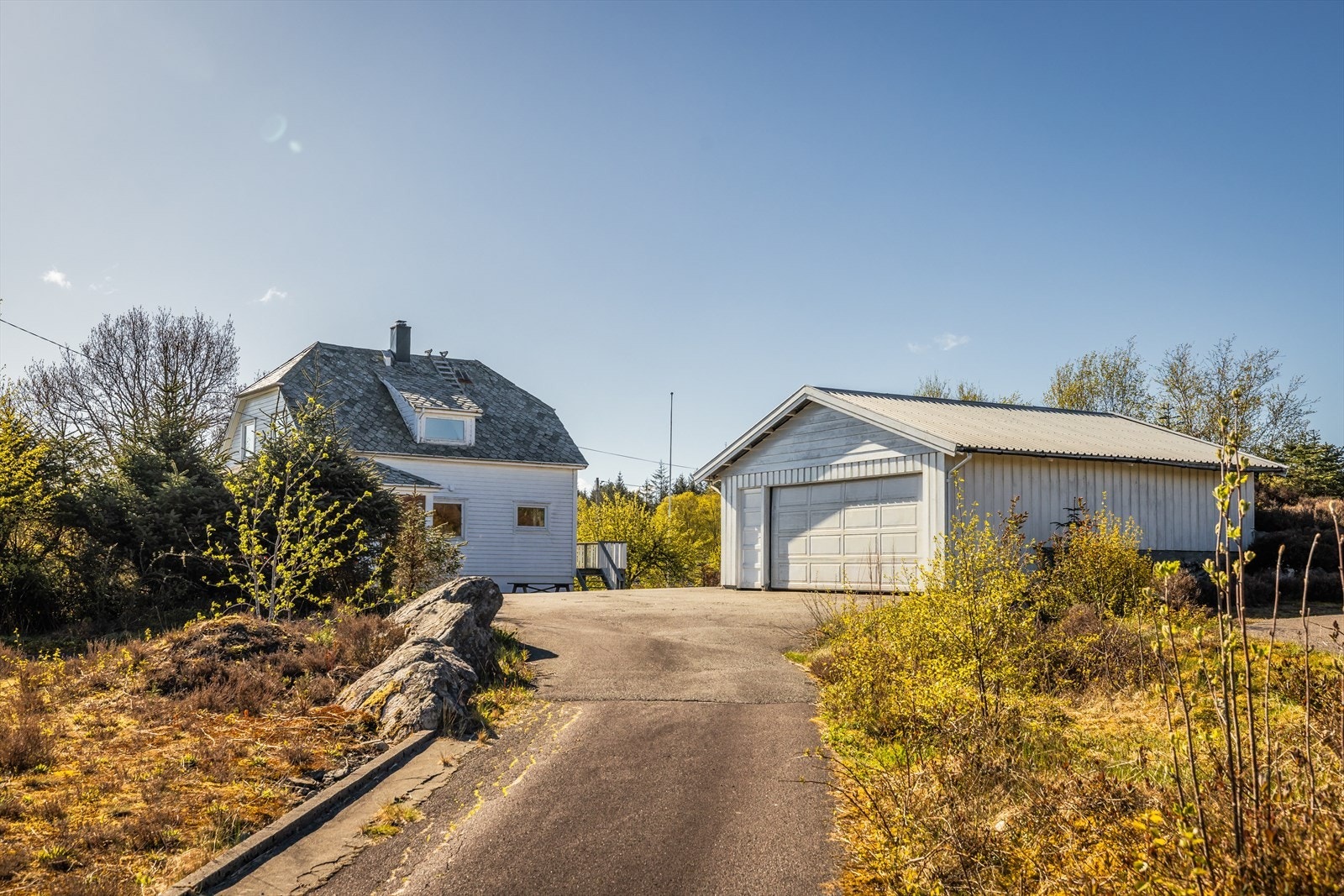 Eiendommen er omringet av flott, grønn natur Galleribilde