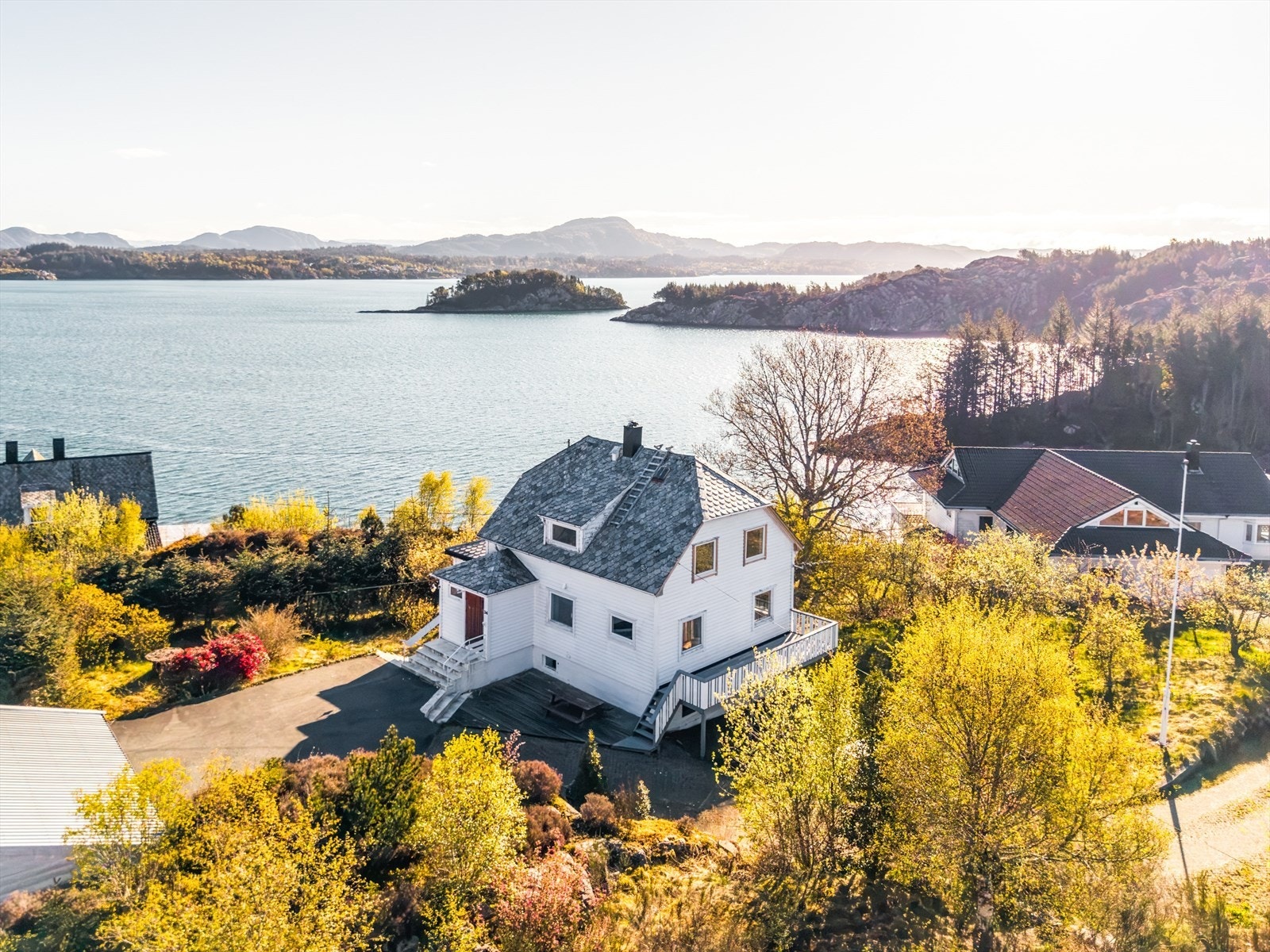 Nå har du mulighet til å sikre deg denne vakre eiendommen, midt mellom sjø og klassisk vesatlandsnatur Galleribilde
