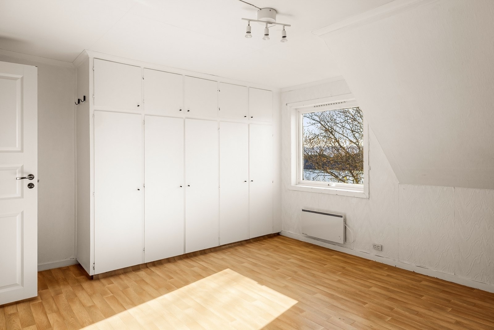 Her har man rikelig med plass til dobbelseng i ønsket størrelse, og tilhørende møblement Galleribilde