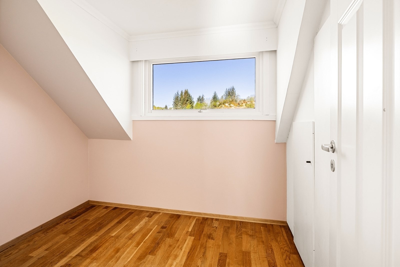 Romslig kontor på 5,3m² med plass til skrivebord i ønsket størrelse Galleribilde