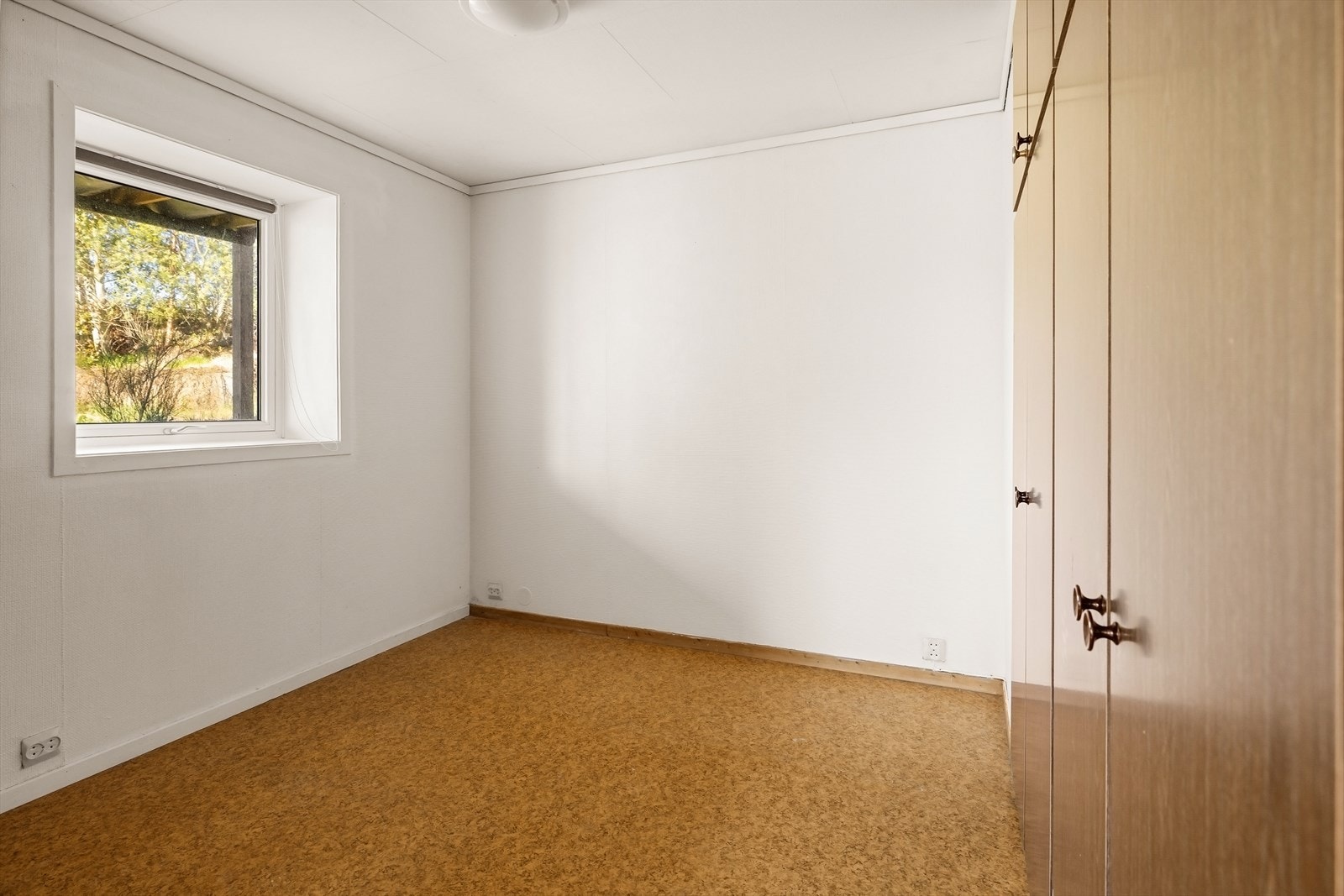 Romslig soverom på 8,3m² med god skapplass Galleribilde