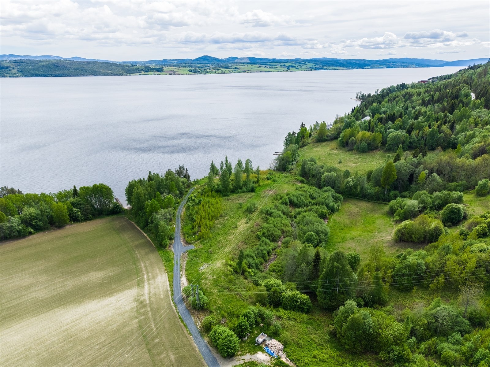 Adkomstveien ned til eiendommen er nylig rustet opp og oppgrader for å tåle tungtransport. Galleribilde