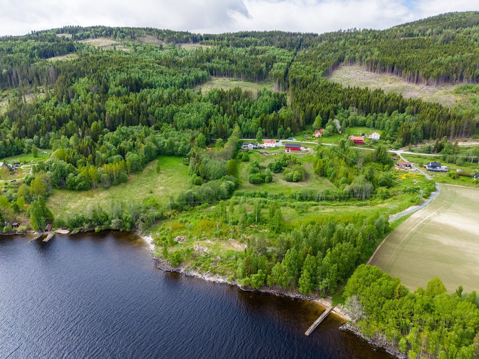 Tomtestørrelsen, sammen med eiendommens beliggenhet gir en sjelden mulighet til å etablere en småbrukseiendom utenom det vanlige. Tomten er ryddet ytterligere etter at dronebildene ble tatt. Galleribilde