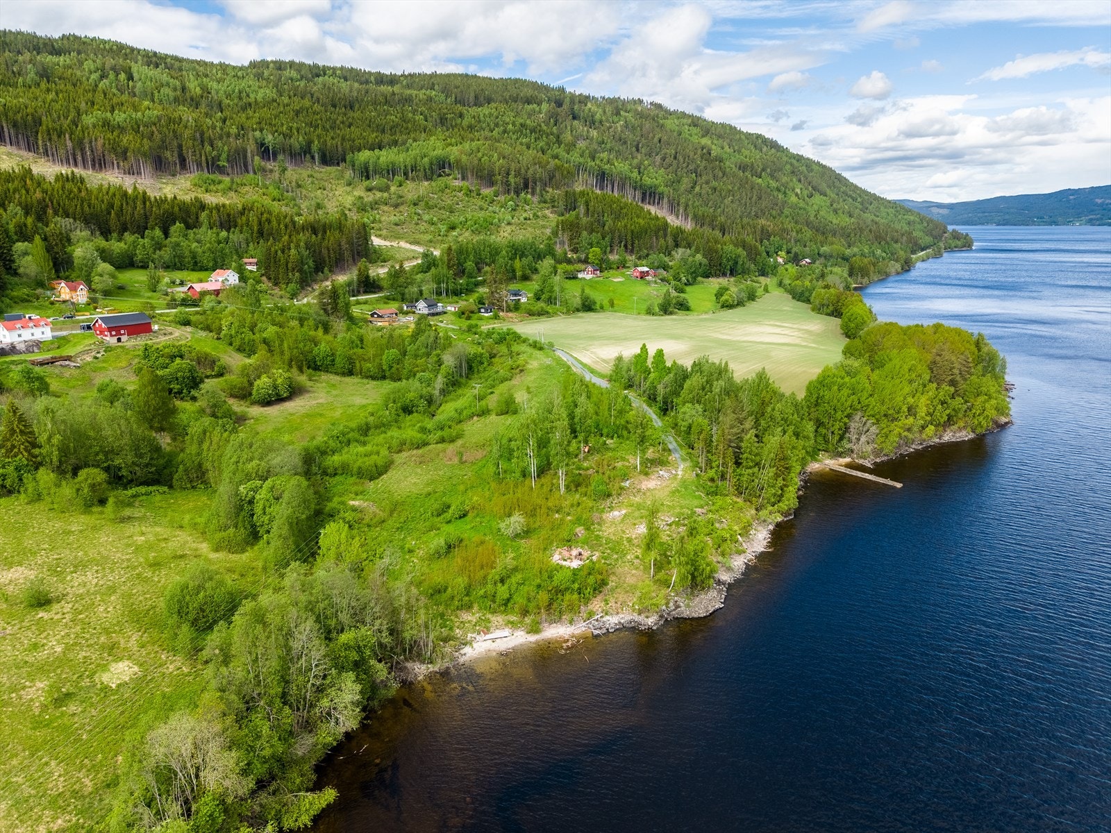 Tomten er i overkant av 17 mål og ligger på vestsiden av Randsfjorden, like nord for Toverud. Flott beliggenhet med Randsfjorden som nærmeste nabo. Galleribilde