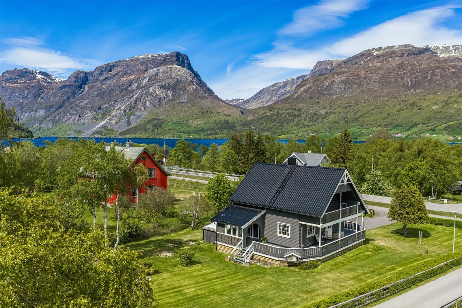 Eiendommen, som ligger meget solrikt til med flott utsikt, har god plass til både store og små. Her er det romslig plen for fine uteplasser, lek og moro. Galleribilde