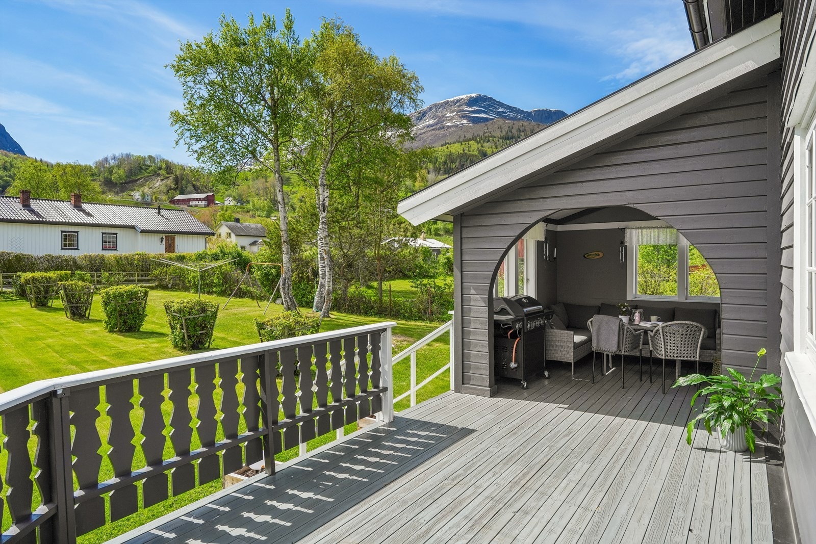 Terrassen strekker seg langs tre sider av bolig, som i tillegg har to mindre verandaer i 2. etasje. Galleribilde