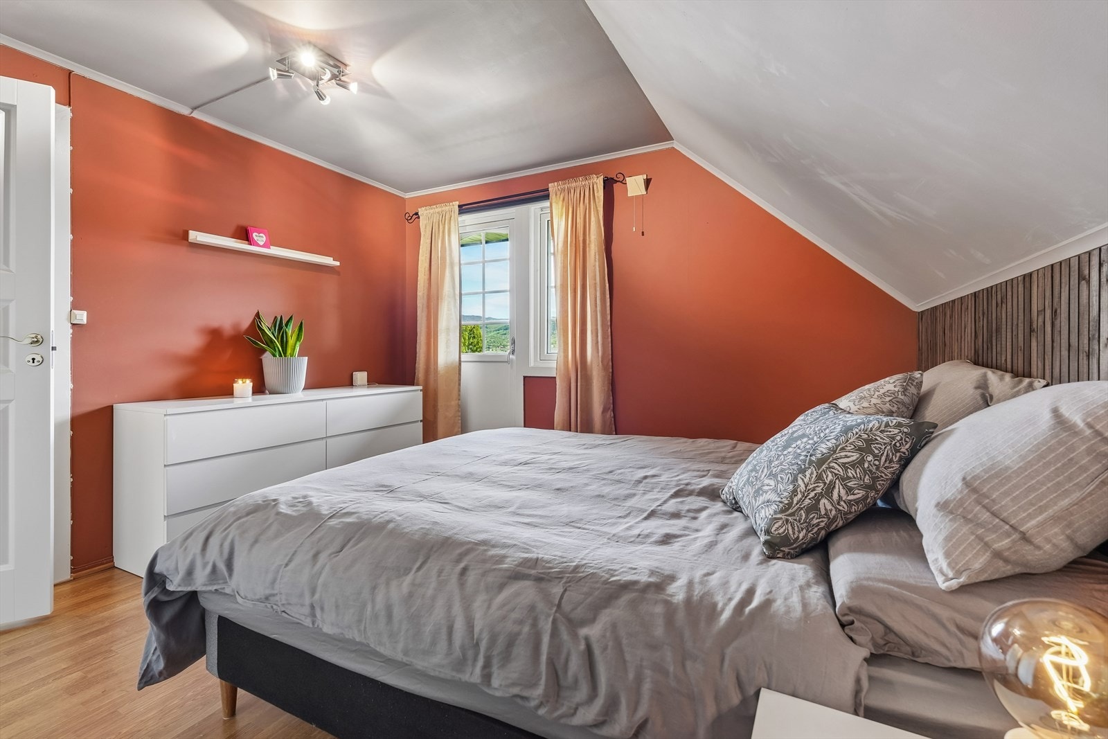 I 2. etasje er det fire soverom, alle med sjarmerende skråtak. Fra dette soverommet er det utgang til veranda med plass til en mindre sittegruppe. Galleribilde