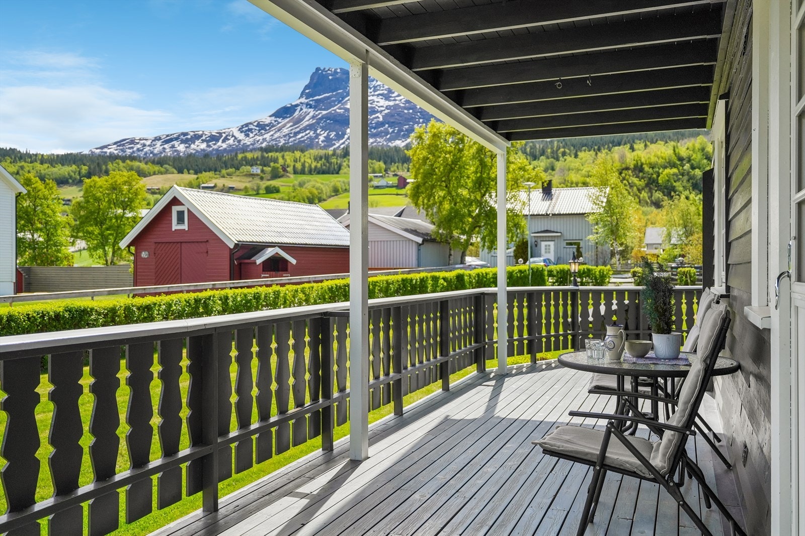 Med stor terrasse og delvis innbygd "utestue" er det enkelt å nyte gode dager med nydelig utsikt til flotte fjell! Galleribilde