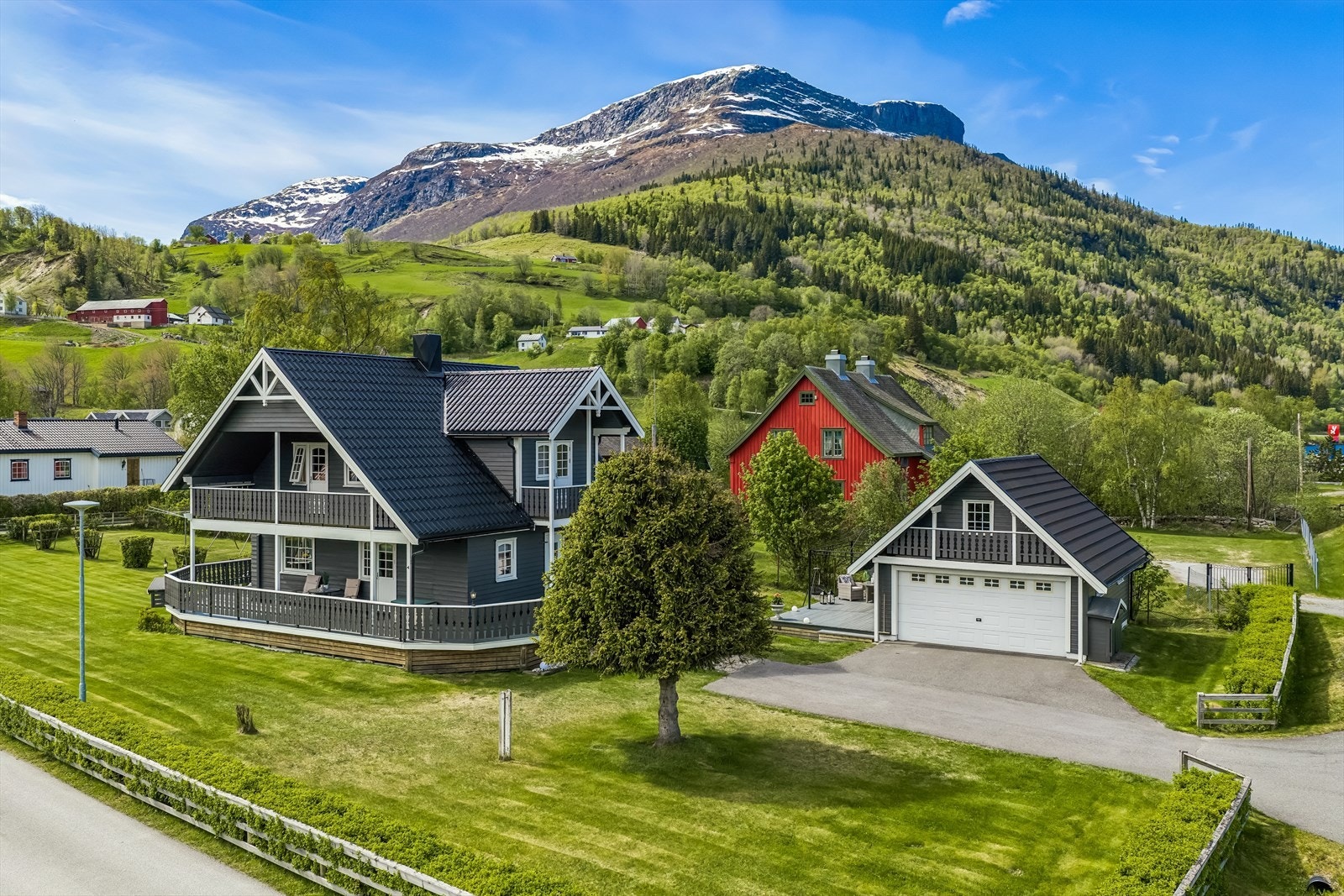 "Mjøsthun" er en pent opparbeidet boligeiendom med sentral beliggenhet i et veletablert boligfelt i Grindaheim. Galleribilde