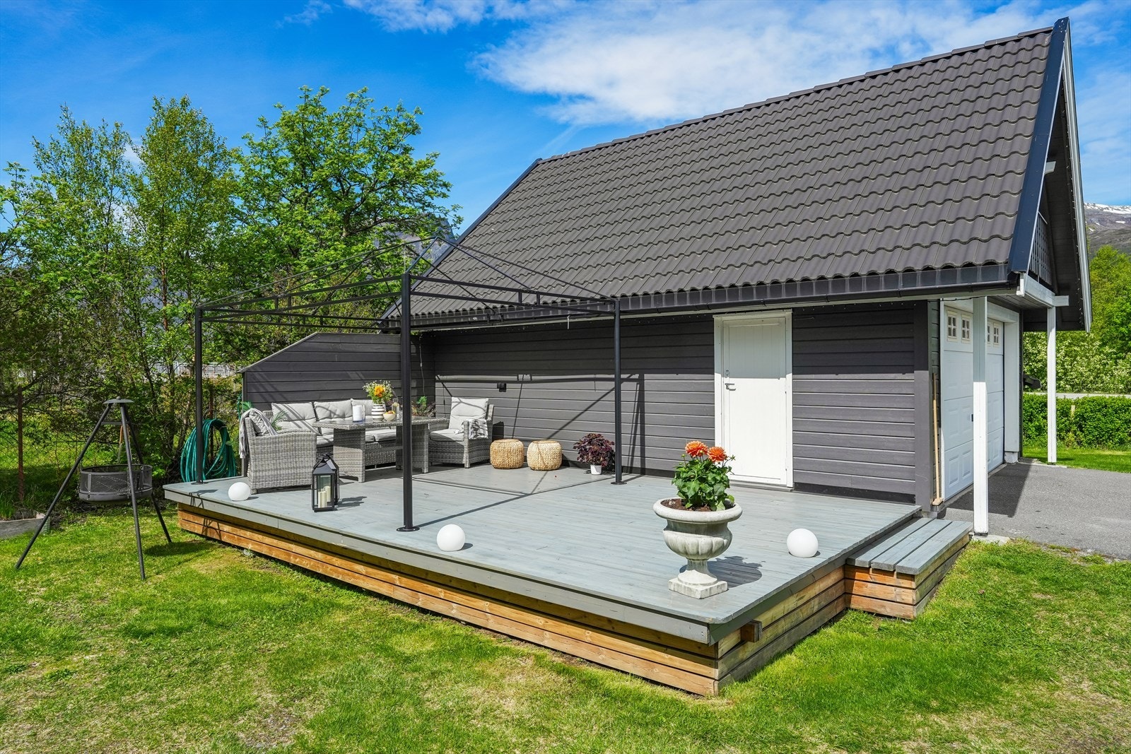 Det er ogå laget en større terrasse i tilknytning til garasjen. Garasjen inneholder to biloppstillingsplasser og en uinnredet loftsetasje. Galleribilde