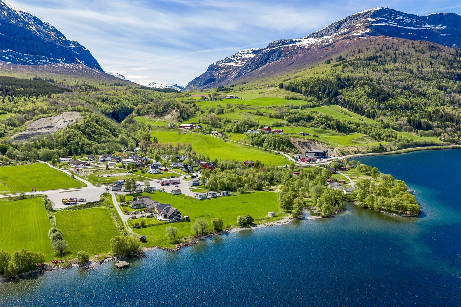 Her er det solrikt og fint med flott utsikt til vakre fjell og til deler av Vangsmjøsa. Naturen og området innbyr til aktiviteter for både store og små, og man kan ferdes trygt til sentrum lang gang- og sykkelvei. Galleribilde