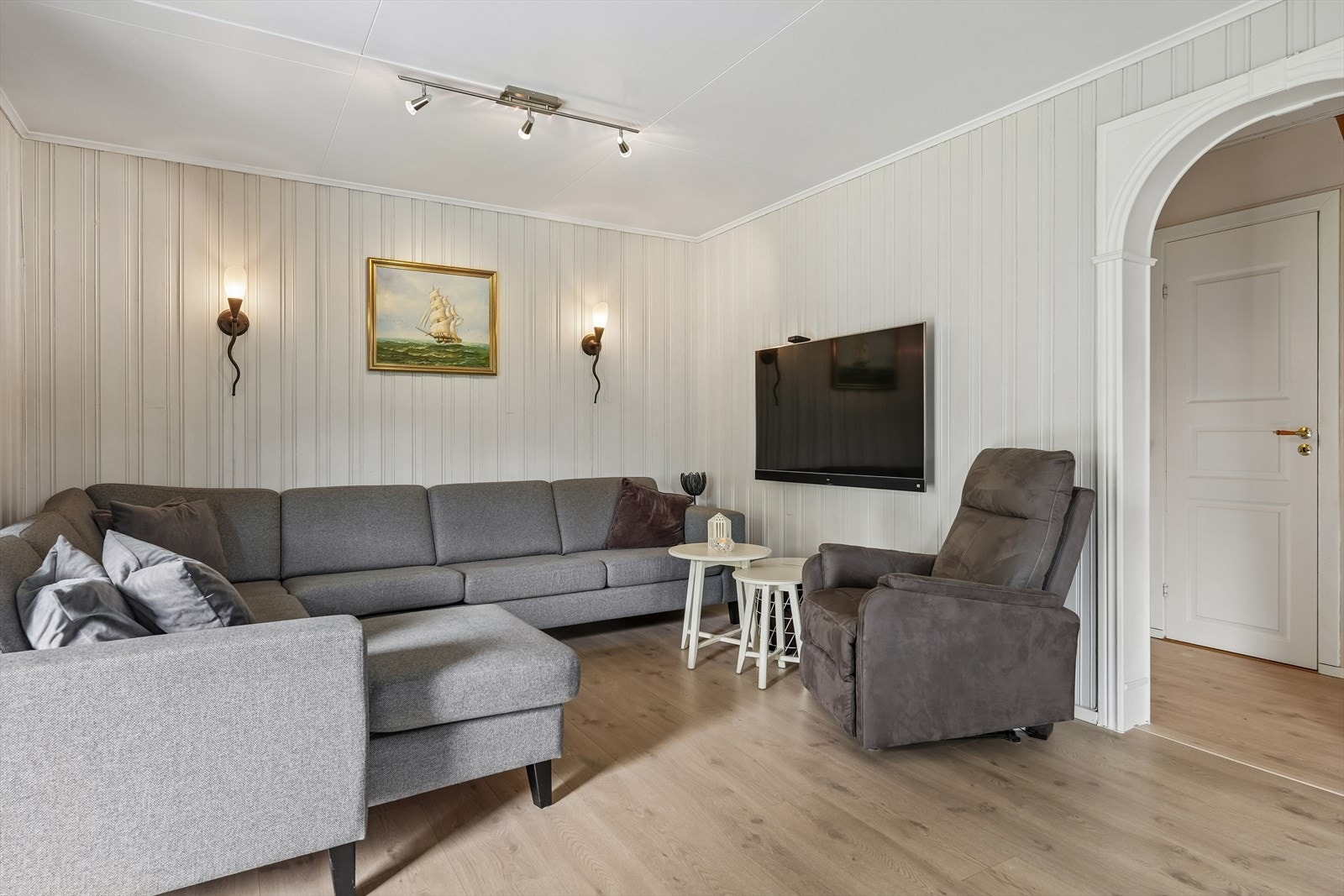 Her er det fin plass til både sofa- og spisegruppe. Galleribilde