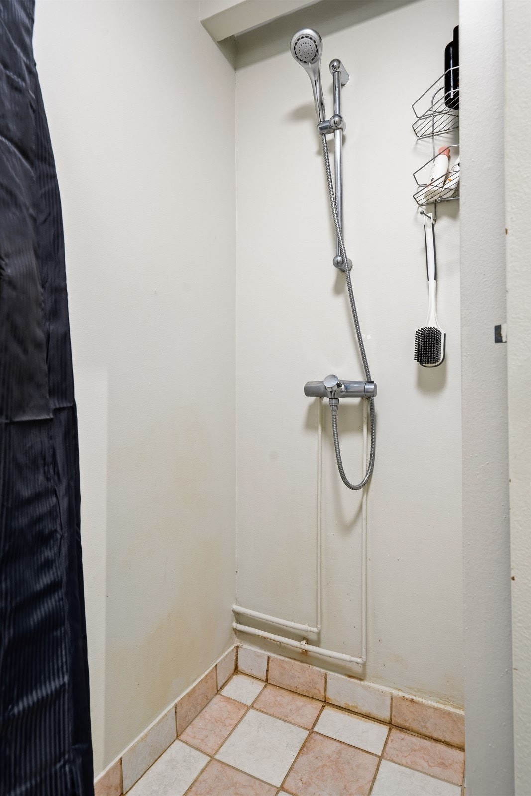 Gulvet på badet er flislagt og har elektriske varmekabler. Galleribilde