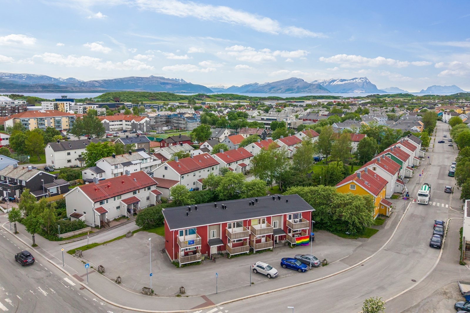 Nærområdet er etablert og består hovedsakelig av rekkehus og annen småhusbebyggelse. Galleribilde