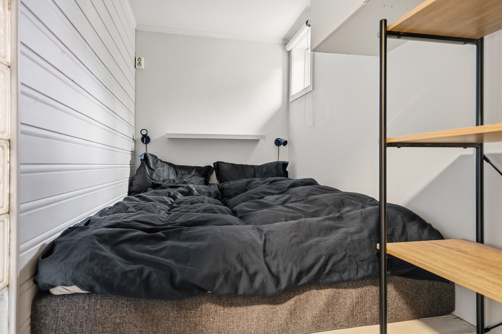 Soverom med plass til dobbeltseng og oppbevaringsløsninger. Galleribilde