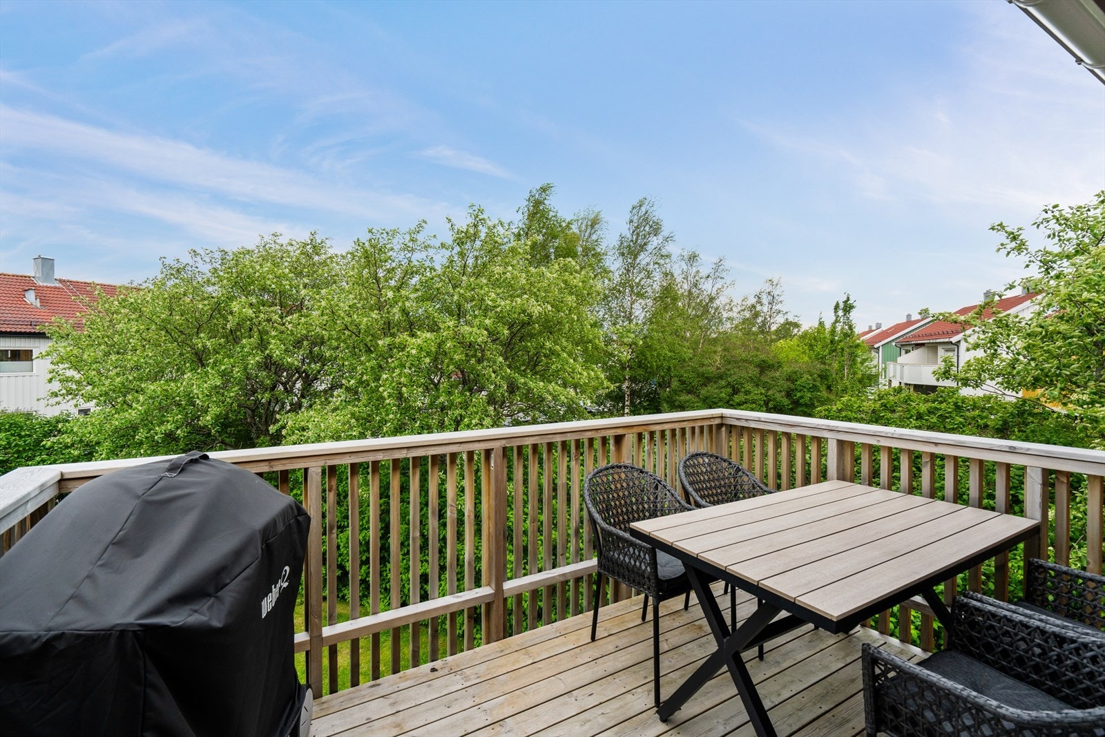 Fra stuen er det utgang til en balkong på cirka 7 m², med god plass til en sittegruppe. Galleribilde