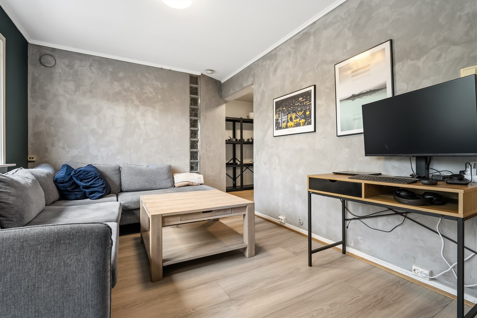 Veggene har malte overflater, og det er plass til en egen kontorkrok eller arbeidsstasjon. Galleribilde