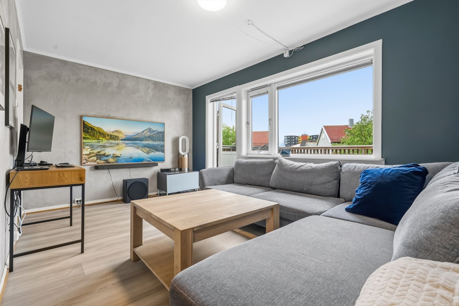 Medfølger hvis ønskelig: Samsung the frame (65"), Samsung soundbar - 810 serie, sofa, utemøbler og Weber grill. Galleribilde