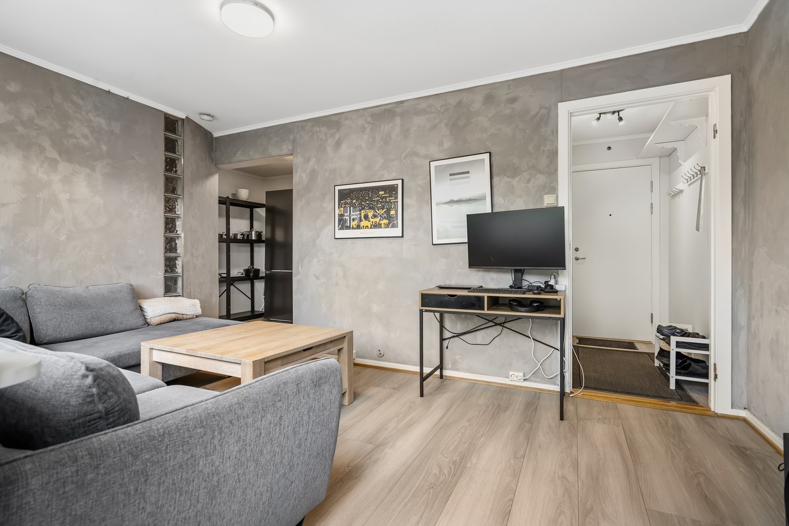 Fra stuen er det enkel tilgang til både kjøkkenet og leilighetens entré. Galleribilde