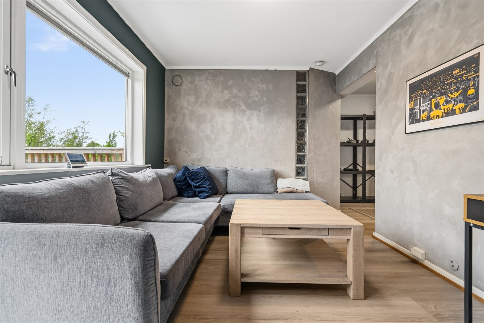 Stuen har plass til en romslig sofagruppe. Vinduene er 2-lags trevinduer som gir godt med dagslys. Galleribilde