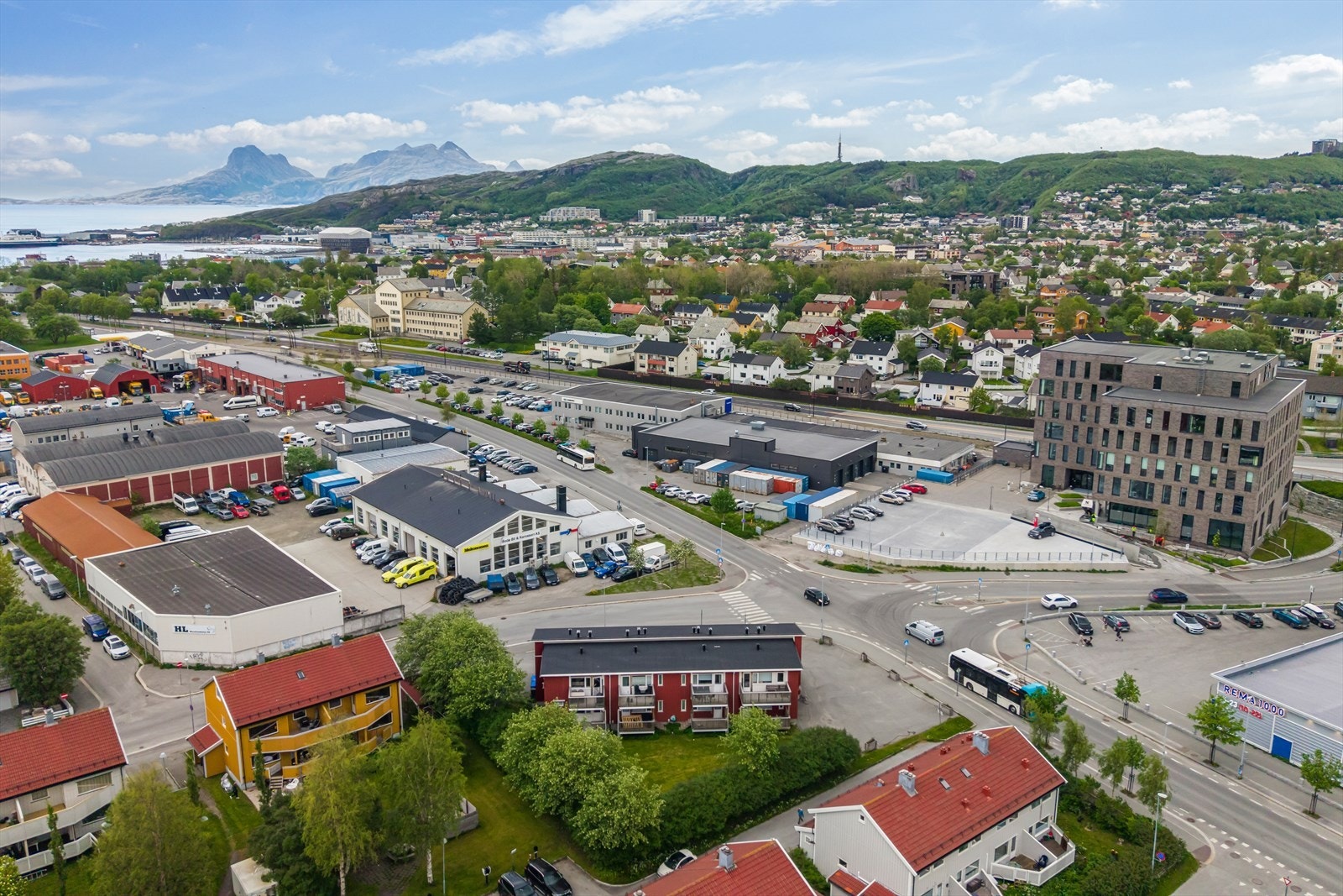 Leiligheten ligger sentralt i Bodø, med kort vei til både byliv og servicetilbud. Galleribilde