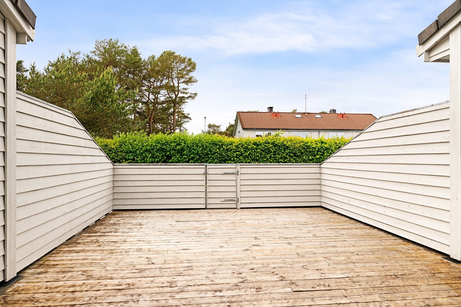 Fra stuenhar du et skjermet terrasse med gode solforhold. Her har man et skjermet uteområde med god plass til å sette opp utemøbler og grill. Galleribilde